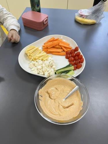 Grønnsaksstaver med hjemmelaget "Holiday dip".